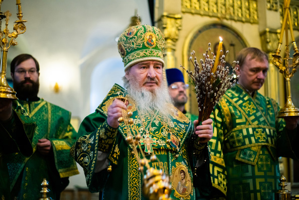 В канун праздника Входа Господня в Иерусалим митрополит Феофан совершил всенощное бдение в казанском храме великомученицы Параскевы