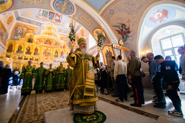 В праздник Входа Господня в Иерусалим митрополит Феофан совершил Литургию в Духосошественском храме Казани