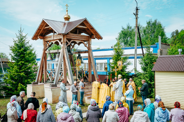 В селе Новоникольск Альметьевского района освятили новую звонницу