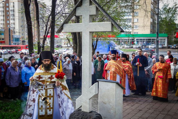 В день Радоницы на некрополе Кизического монастыря состоялось заупокойное богослужение