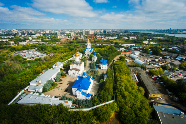 В канун праздника Пятидесятницы митрополит Феофан возглавил всенощное бдение в Зилантовом монастыре