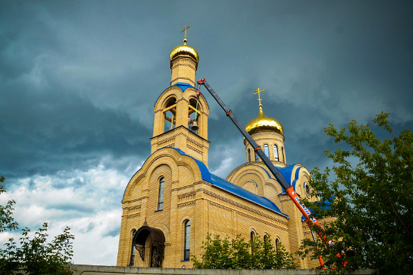 В Набережных Челнах на колокольню строящегося храма установлены колокола