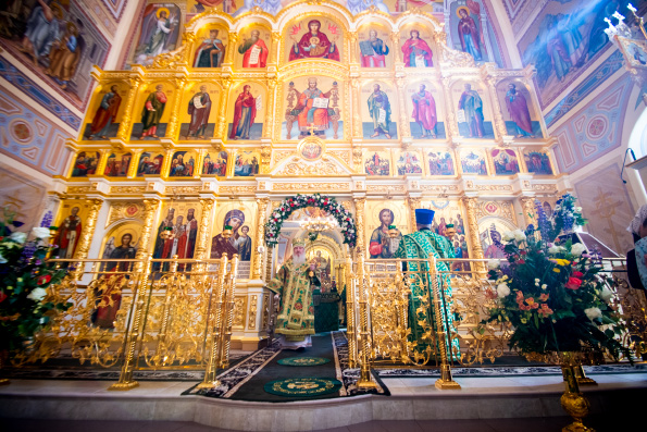 Митрополит Феофан возглавил престольный праздник в Духосошественском храме Казани