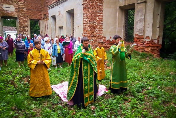 В старинном Введенском храме села Шармаши впервые за 80 лет совершено богослужение