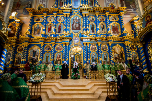 Митрополит Феофан сослужил Святейшему Патриарху Кириллу за Божественной литургией в Успенском соборе Саровской пустыни