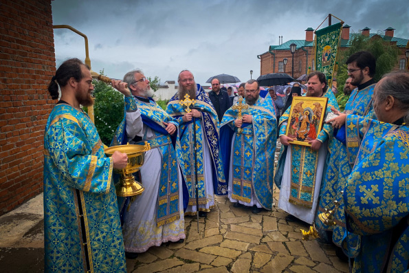 В день празднования иконе Божией Матери «Всех скорбящих Радость» в Свияжском монастыре состоялись праздничное богослужение и круглый стол