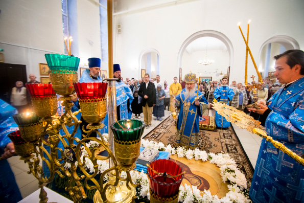 В канун праздника Успения Богородицы митрополит Феофан возглавил всенощное бдение в Успенском храме в Дербышках