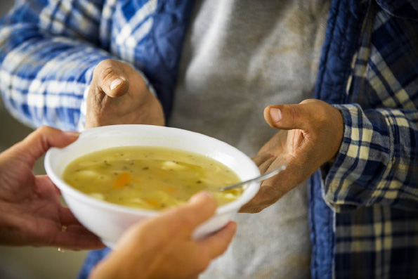 Социальный отдел Альметьевской епархии организует благотворительные обеды на городской привокзальной площади