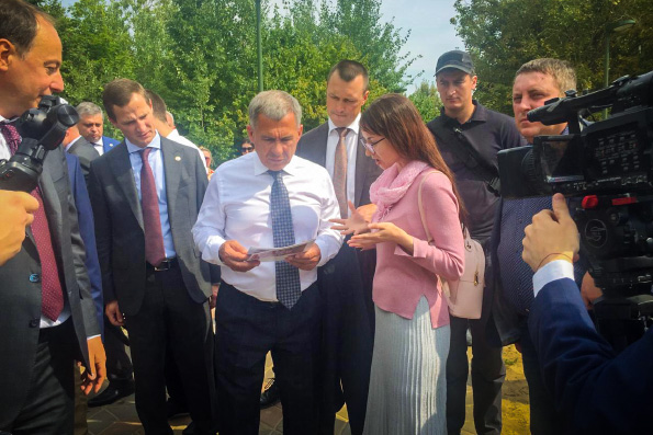 Руководитель центра защиты материнства «Умиление» презентовала Рустаму Минниханову проект международного демографического форума в Татарстане