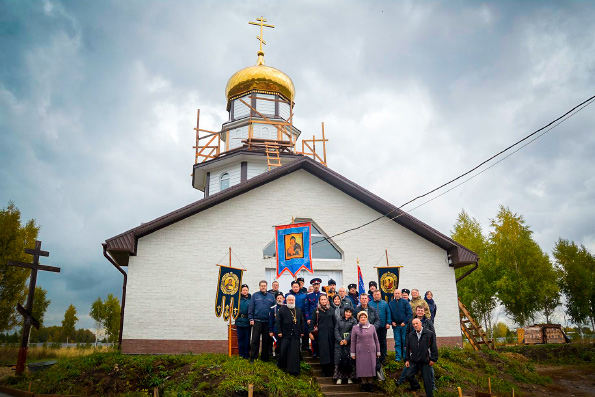 В строящемся Крестовоздвиженском храме Набережных Челнов состоялось первое богослужение