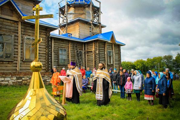 На восстанавливающийся храм села Сарсак-Омга Агрызского района установили купола