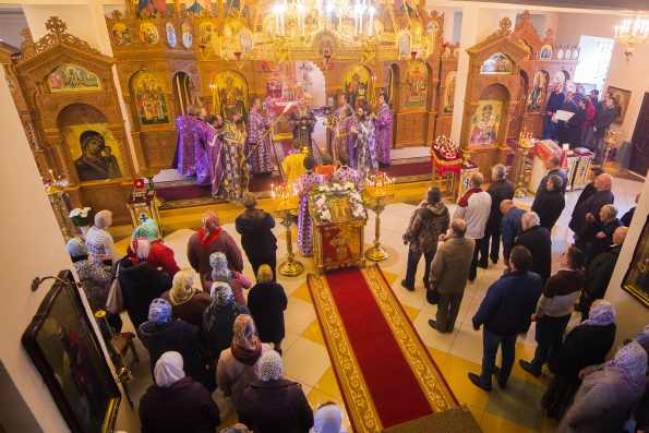 В праздник Воздвижения Креста Господня митрополит Феофан возглавил престольный праздник в храме поселка Васильево