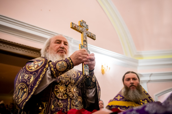 В канун праздника Крестовоздвижения митрополит Феофан возглавил всенощное бдение в Богородицком монастыре Казани