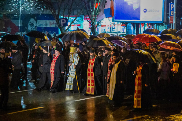 Около пятидесяти тысяч верующих Черногории вышли на ночное молитвенное стояние