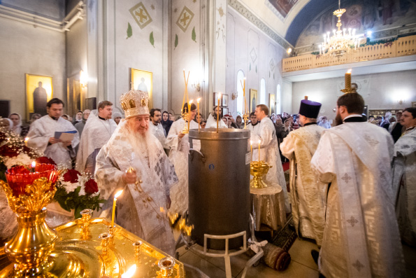 В Крещенский сочельник митрополит Феофан возглавил Литургию в храме священномученик Кирилла Казанского