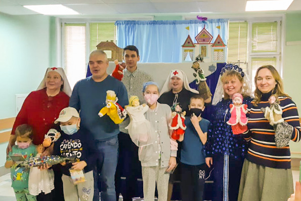 Кукольный театр «Отрада» выступил в онкогематологическом отделении ДРКБ