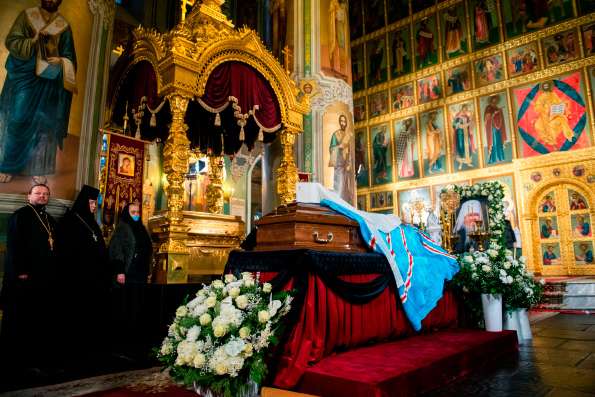 Трансляция отпевания новопреставленного митрополита Феофана в Благовещенском соборе Казанского кремля