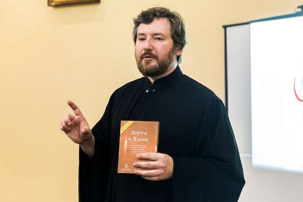На секции региональных Рождественских чтений, посвященной религиозному образованию, выступил автор учебных пособий для воскресных школ диакон Илья Кокин 
