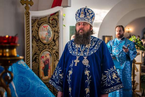 Епископ Елабужский Иннокентий совершил Литургию в церкви Введения во храм Богородицы в селе Введенская Слобода