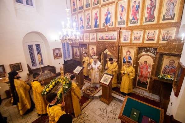 В канун дня памяти святителя Николая митрополит Кирилл совершил всенощное бдение в Никольском храме посёлка Красная Горка