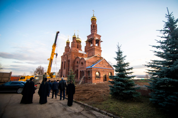Митрополит Феофан ознакомился с ходом строительства Троицкого храма в Мамадыше