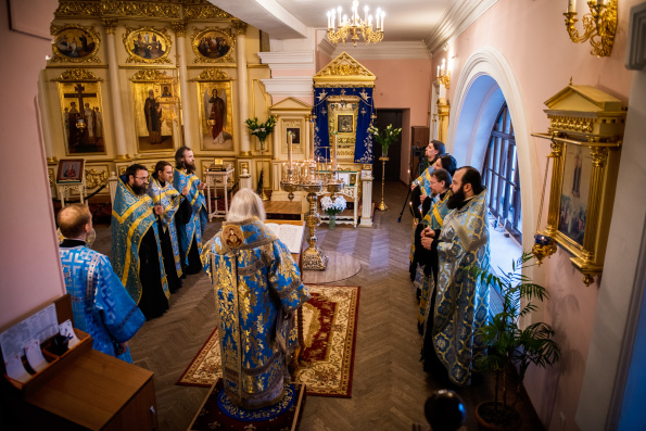 В Субботу Акафиста митрополит Феофан совершил Литургию в Петропавловском соборе Казани