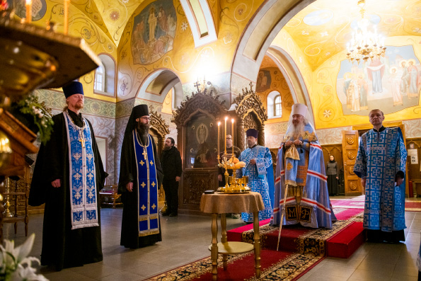 В канун праздника Благовещения митрополит Феофан совершил всенощное бдение в Зилантовом монастыре