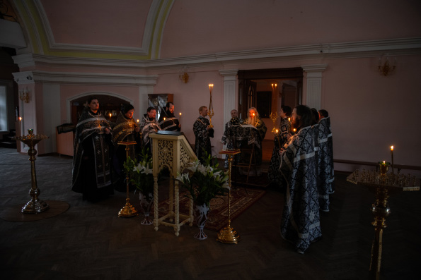 В канун Великого Пятка митрополит Феофан возглавил чтение 12-ти Страстных Евангелий в Богородицком монастыре Казани