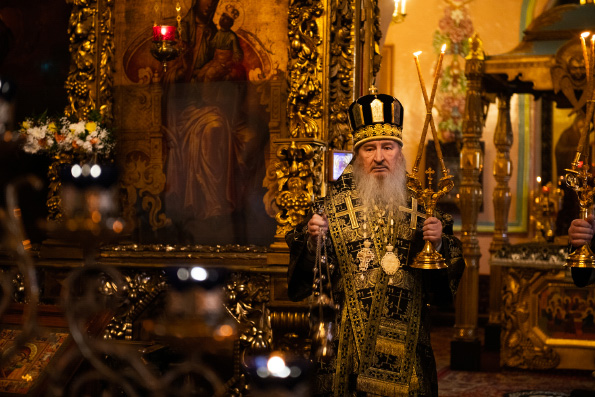 В Великую Субботу митрополит Феофан возглавил Литургию в Петропавловском соборе Казани