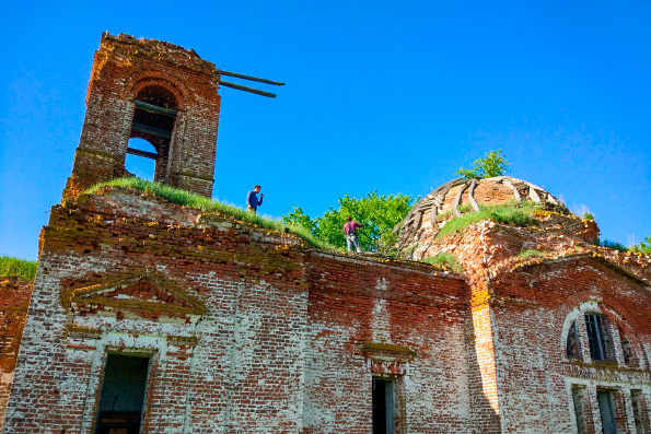 Православные волонтеры Лаишевского района продолжают оказывать помощь заброшенному храму в урочище Никольское