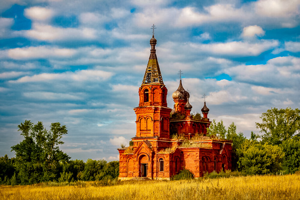 Православная молодежь Мамадыша провела уборку в заброшенном храме села Максимов Починок