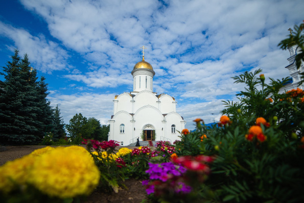 В канун праздника Пятидесятницы митрополит Феофан совершил всенощное бдение в Зилантовом монастыре Казани