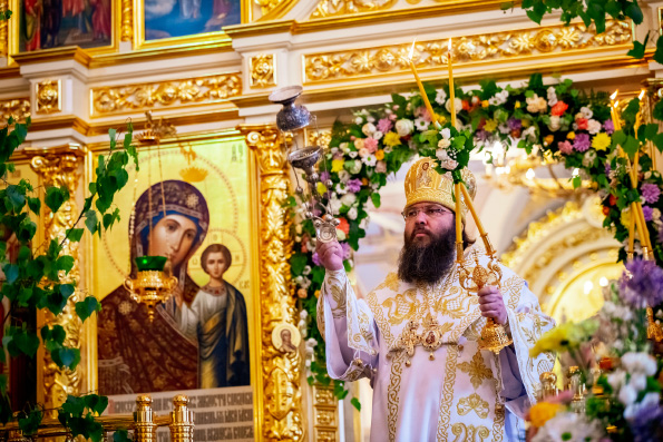 Престольный праздник встретил Духосошественский храм Казани