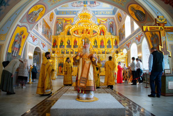 В Неделю 3-ю по Пятидесятнице митрополит Феофан совершил Литургию в Духосошественском храме Казани
