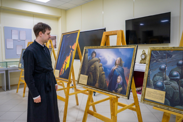 В Казанской духовной семинарии проходит выставка картин, посвященная Великой Отечественной войне