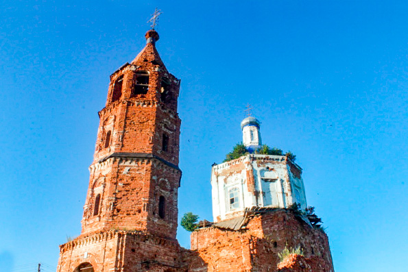 Православная молодежь Мамадыша провела уборку в заброшенном храме села Красная Горка