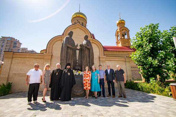 В Казани состоялась церемония возложения цветов к памятнику благоверным князьям Петру и Февронии