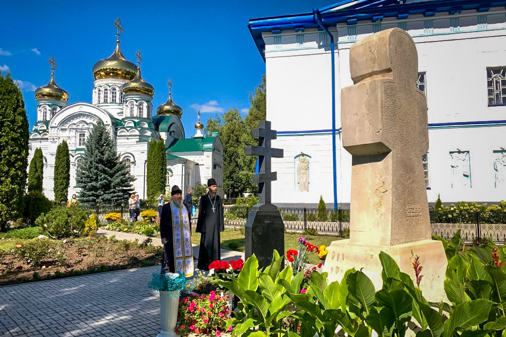 В Раифском монастыре митрополит Феофан совершил заупокойную литию на могиле архимандрита Всеволода (Захарова)