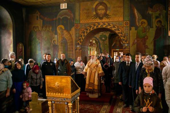 В Неделю 15-ю по Пятидесятнице митрополит Феофан возглавил Литургию в Покровском храме поселка Большое Афанасово