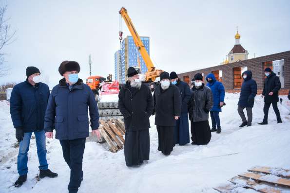 Глава Татарстанской митрополии и мэр Набережных Челнов ознакомились с ходом строительства православной гимназии в автограде