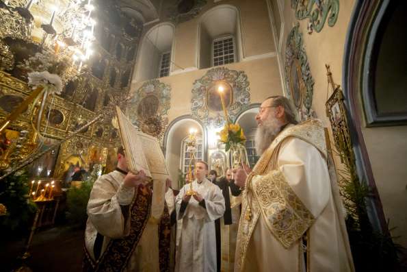 В канун праздника Рождества Христова митрополит Кирилл совершил всенощное бдение в Петропавловском соборе
