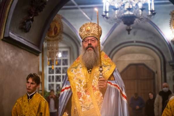 В канун Недели святых отец митрополит Кирилл совершил всенощное бдение в Петропавловском соборе Казани