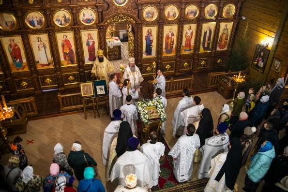 В праздник Собора Пресвятой Богородицы митрополит Кирилл возглавил Литургию в казанском храме Рождества Христова