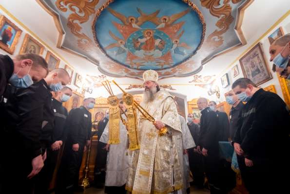Митрополит Кирилл совершил Литургию в тюремном храме на территории исправительной колонии №5