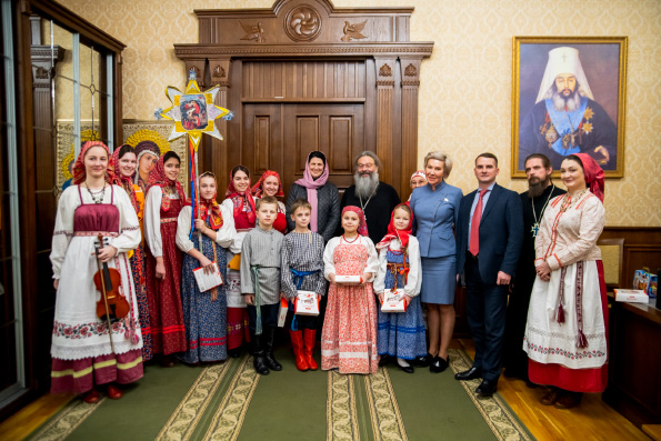 Участники фольклорной студии «Духов день» поздравили митрополита Кирилла с Рождеством Христовым