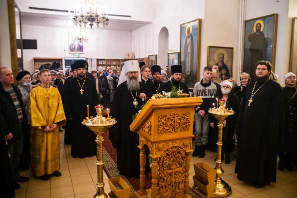 В канун Недели пред Богоявлением митрополит Кирилл совершил всенощное бдение в казанском храме мучениц Веры, Надежды, Любови и матери их Софии