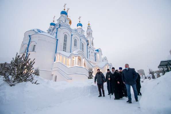 Митрополит Кирилл ознакомился с ходом отделочных работ в Александро-Невском храме города Казани