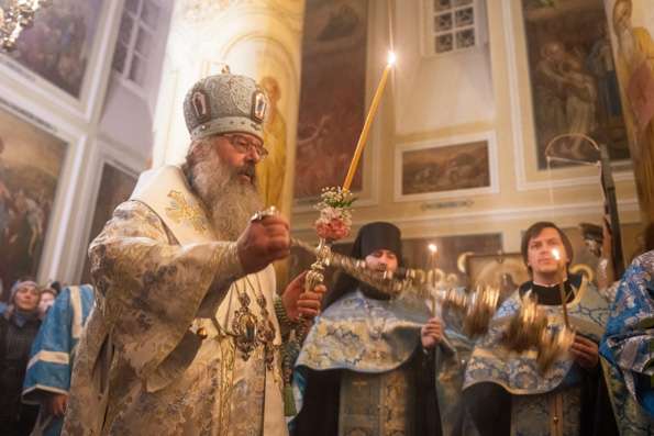 В канун праздника Покрова Пресвятой Богородицы митрополит Кирилл возглавил всенощное бдение в Никольском соборе Казани