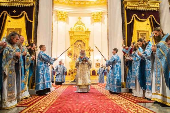 В день отбытия из Казани Феодоровской иконы Божией Матери митрополит Кирилл совершил Литургию в Казанском соборе