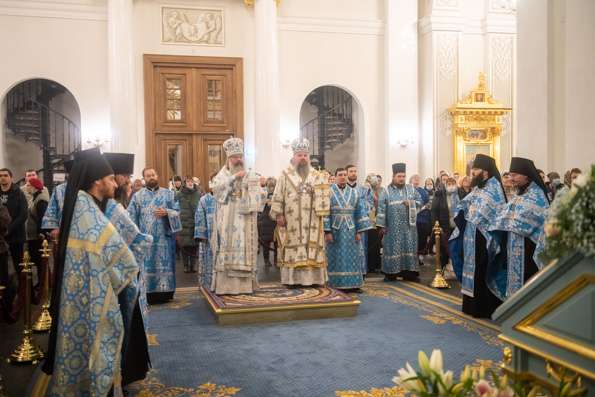 В канун праздника Введения во храм Богородицы митрополит Кирилл возглавил всенощное бдение в Казанском соборе